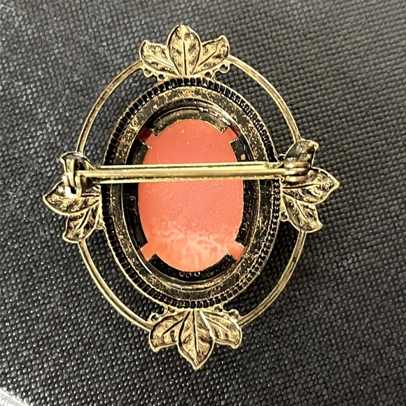 VTG Gold Tone Ivy Leaf Encased Oval Cameo Brooch - Picture 3 of 4